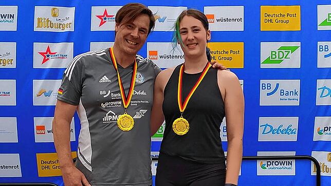 Bei der deutschen Zollmeisterschaft in Hameln holte Daniel Kaiser aus Grimmelshofen seinen fünften Titel im Dreikampf. Im Bild rechts ...