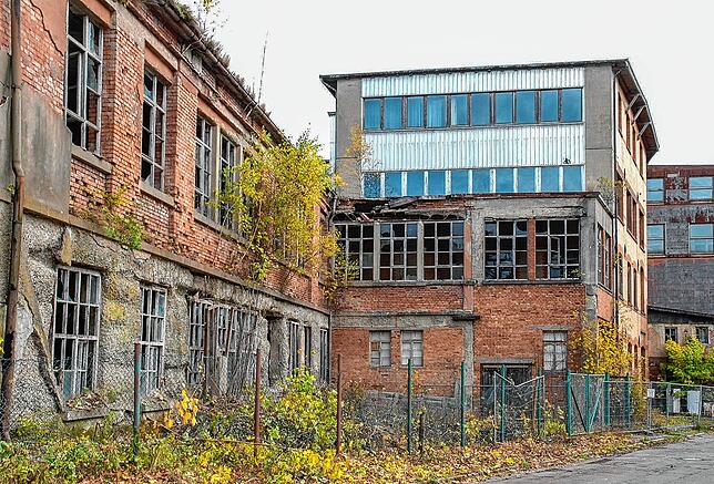 Sinnbild eines Firmenniedergangs. Der verfallene Bau der Firma Heinemann, hier von der Ansicht Friedrichstraße in Richtung Schulstraße ...