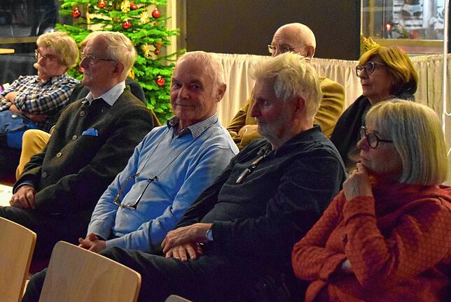Die Besucher sind interessiert, was das Hotz-Archiv zu bieten hat.