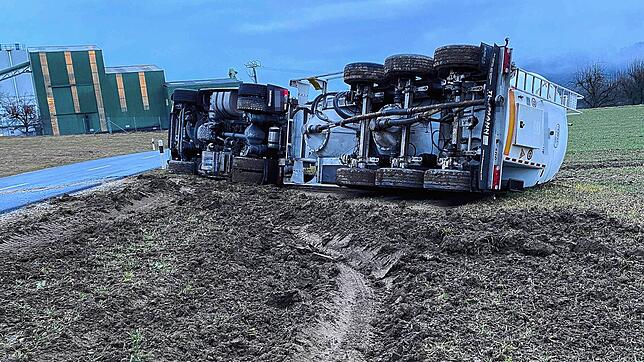 Der bei Schinznach Dorf (Kanton Aargau) umgekippte Lastwagen.