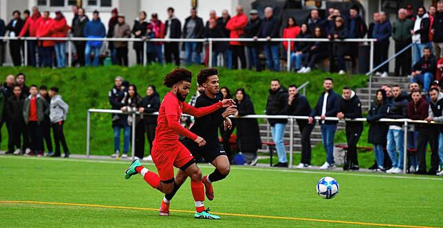 Große Kulisse: Vor rund 420 Zuschauern unterlag Elias Marques Peter (links, gegen Nicolas Anatoh) mit den A-Junioren des FC Tiengen 08 ...