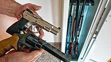 Ein Sportschütze Pistole und Revolver vor seinem privaten Waffenschrank. Symbolfoto.