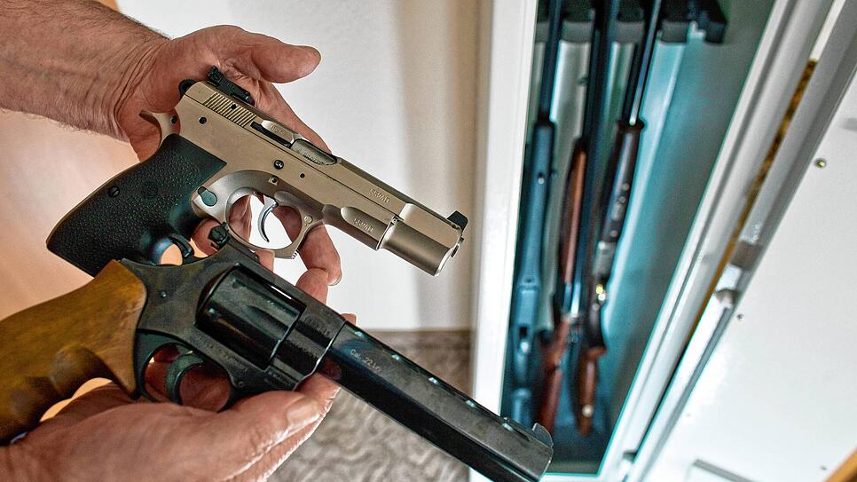 Ein Sportschütze Pistole und Revolver vor seinem privaten Waffenschrank. Symbolfoto.