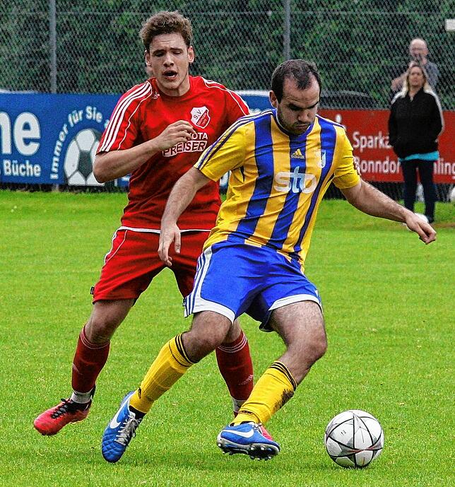 Seltene Szenen: Vor vielen Jahren standen sich Louis Schanz (hinten) und sein vorheriger Trainer Klaus Gallmann, der für den FC Weizen ...