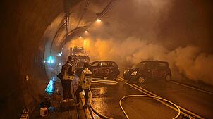 Viel Rauch und realistische Bedingungen bei der Großübung im Bürgerwaldtunnel.