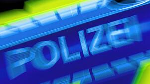Der Schriftzug „Polizei“ auf einem Fahrzeug. Hier ein Symbolbild.