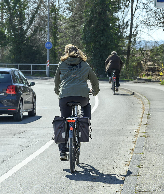 Die durchgezogene Linie markiert den Radfahrstreifen in der Konstanzer Straße kurz vor der Brücke. Diese Linie dürfen Autos nicht ...