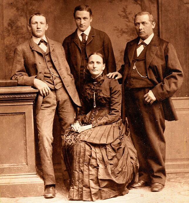 Die Bürgerfamilie Johann und Wallburga Graf und ihre Söhne Julius und Anton.