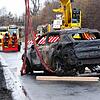 Mit Textilbändern wurden die Autos, die möglicherweise noch unter Strom stehen, vom Tieflader gehoben.
