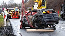 Mit Textilbändern wurden die Autos, die möglicherweise noch unter Strom stehen, vom Tieflader gehoben.