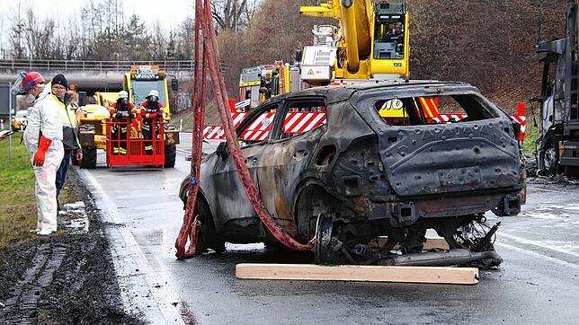 Mit Textilbändern wurden die Autos, die möglicherweise noch unter Strom stehen, vom Tieflader gehoben.