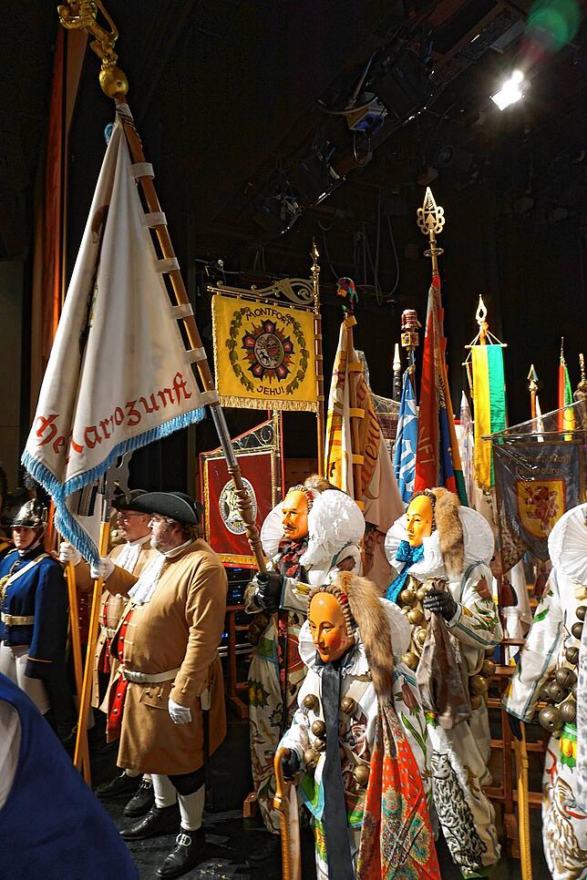 Die Narros zusammen mit der Miliz der Historischen Bürgerwehr in Bad Saulgau.