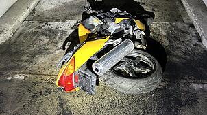 Ein gelbes Motorrad ist in einem Parkhaus in Brugg im Kanton Aargau in Flammen aufgegangen.