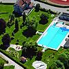 Noch gähnende Leere herrscht im Freibad und dem zugehörigen Parkplatz. Das soll sich bald ändern. Bild: Erich Meyer