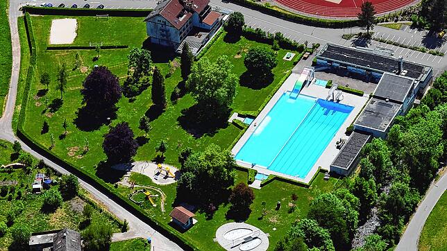 Noch gähnende Leere herrscht im Freibad und dem zugehörigen Parkplatz. Das soll sich bald ändern.