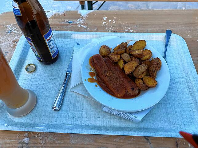 Vegane Currywurst und Bier am Feldberg.