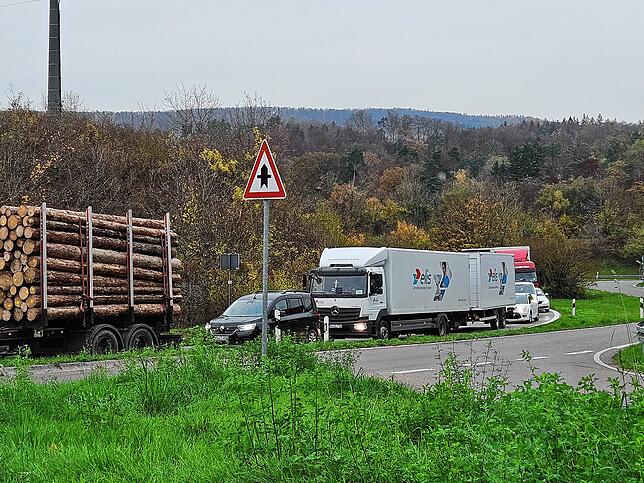 Schon kurze Zeit, nachdem die Absperrungen aufgestellt sind, stauen sich Autos und Lastwagen hunderte Meter.