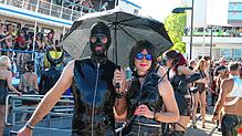 Latex, Lack, Leder und Gummi waren nicht die idealen Materialien bei der Hitze am Samstag in Friedrichshafen, da war ein Sonnenschirm ...