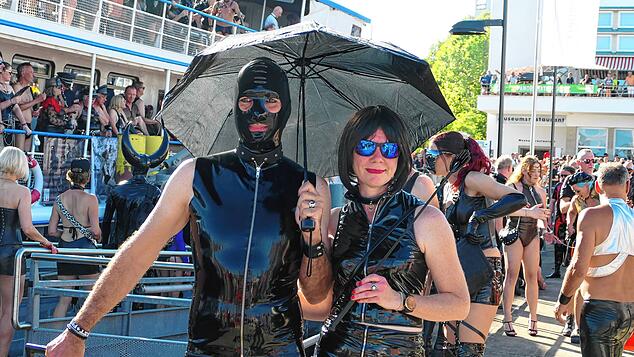 Latex, Lack, Leder und Gummi waren nicht die idealen Materialien bei der Hitze am Samstag in Friedrichshafen, da war ein Sonnenschirm ...