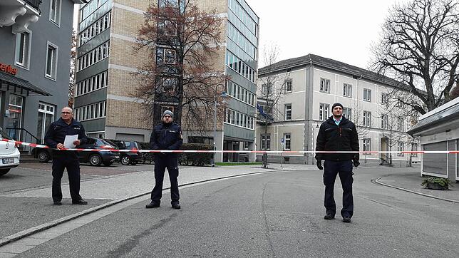 Justizbeamte stehen vor den abgesperrten Gerichtsgebäuden in Waldshut.