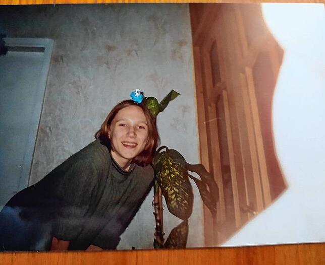 Soja Belova aus Baschkirien, damals 13, mit ihrem Lieblings-Wellensittich auf dem Kopf.
