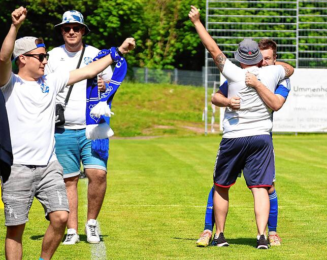 Bild 13: SV Karsau schießt sich mit 14:0 bei der Spvgg. Utzenfeld zum Titel &ndash; und wir haben Bilder!