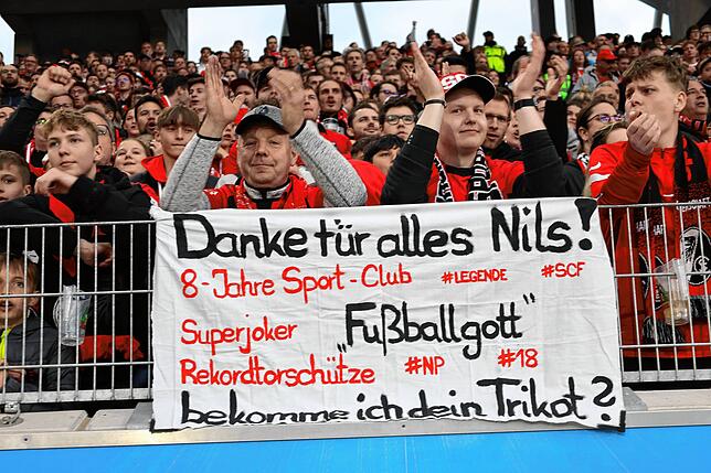Fußball(er)-Liebe: SC Freiburg-Fans feiern Nils Petersen überschwänglich.