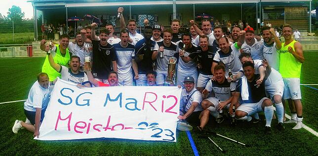 Die Mannschaft der SG Marbach/Rietheim II feiert den Gewinn der Meisterschaft in der Kreisliga B3.
