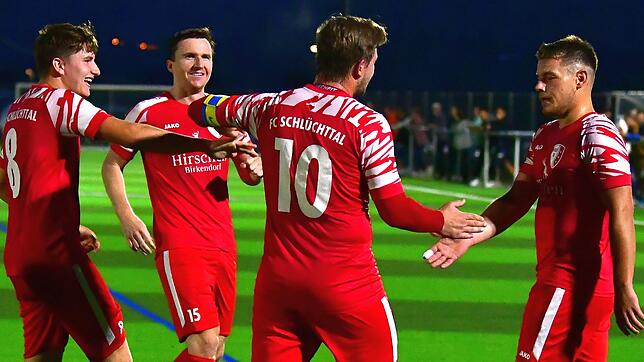 Dritter Sieg im vierten Spiel: Vor der Pause trafen Marvin Kalt (Nr. 10) und Nico Reichardt (rechts) noch nach Belieben für den FC ...