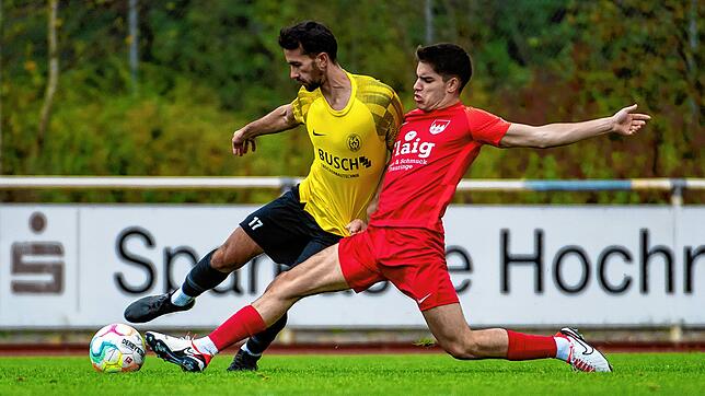 Reingegrätscht: Der Tiengener Marco Pagliarulo (rechts) bremst den Wyhler Stürmer Timo Zehnle aus. Der FC Tiengen 08 stand in der Partie ...