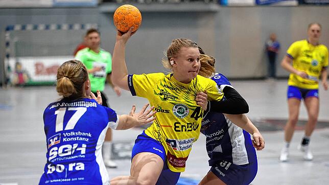 Die Steißlingerinnen Janine Lauth (links) und Miriam Borrmann (rechts) versuchen, Katja Allgaier (SV Allensbach) zu stoppen.