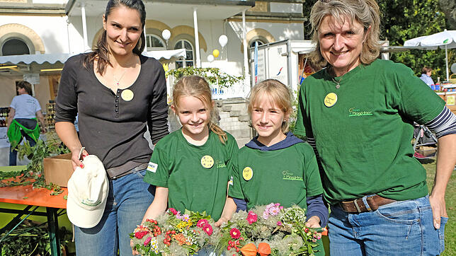 Premiere für die neue Überlinger Regionalgruppe der "Europa Minigärtner": Pia und Elise demonstrieren ihre selbst gebundenen ...