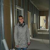Projektleiterin Ina Hampel zeigt: Für die Hals-Nasen-Ohren-Praxis sind die Trockenbauer schon am Werk.