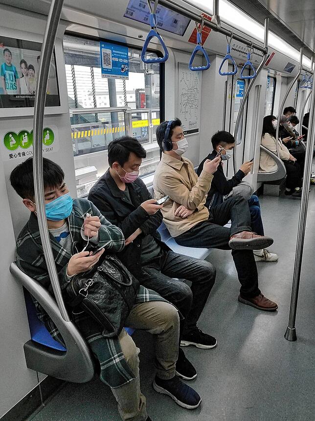 U-Bahn-Fahrt in Shanghai: Die Menschen können zwar größtenteils wieder zur Arbeit, es besteht in China aber eine Schutzmasken-Pflicht in ...