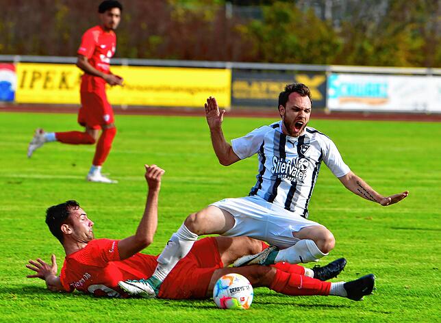 Böse Landung: Patrick Streule (oben, im Zweikampf mit Sebastian Flaig) hatte sich mit dem Verfolger FC Wittlingen im Spitzenspiel beim ...