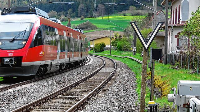 Mit Vollgas vorbei: Bisher ist der Bereich Bahnhof und Bahnhalt Gutmadingen eine Schellzugstrecke, die Züge fahren hier schnell durch. ...