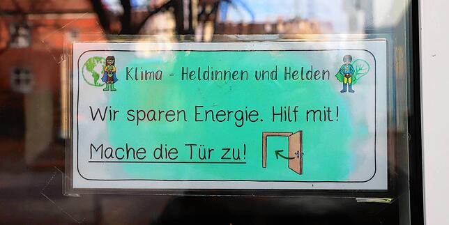 Die Kinder und das Kollegium der Stephansschule sollen Energie sparen, doch die Fenster sind alt und die Dächer an vielen Stellen ...