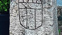 Das Bild zwei zeigt den ältesten auf Frohn-stettener Gemarkung aufgefundenen Grenzstein aus dem Jahr 1729. Bild: Albverein Frohnstetten