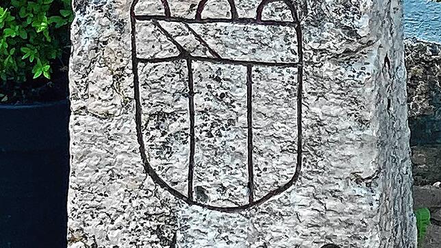 Das Bild zwei zeigt den ältesten auf Frohn-stettener Gemarkung aufgefundenen Grenzstein aus dem Jahr 1729. Bild: Albverein Frohnstetten