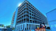 Unten wird das Parkhaus Europabrücke grün, darüber werden Alulamellen für ein charakteristisches Aussehen sorgen. Anfang Juli sollen die ...