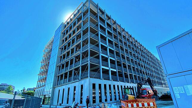 Unten wird das Parkhaus Europabrücke grün, darüber werden Alulamellen für ein charakteristisches Aussehen sorgen. Anfang Juli sollen die ...