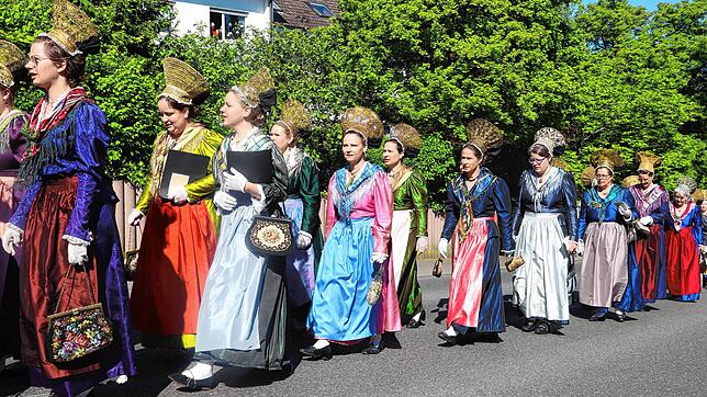 Bei der Schwedenprozession ist Ute Schröder (im rosa Kleid) erstmals in ihrer Funktion als neue Trachtenmutter des Trachtenbundes ...