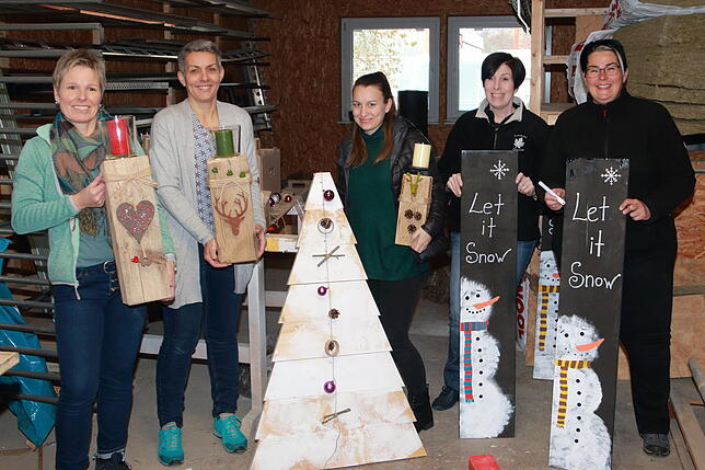 Die Kürnachhexen arbeiten an ihren Holzartikeln für den Unterkirnacher Weihnachtsmarkt. Simone Weißer (von links), Susanne Ciampa, Leah ...