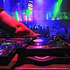 Ein DJ legt in einem Berliner Techno-Club Musik auf. Die Feierkultur erfüllt mehr soziale Funktionen als mancher auf den ersten Blick ...