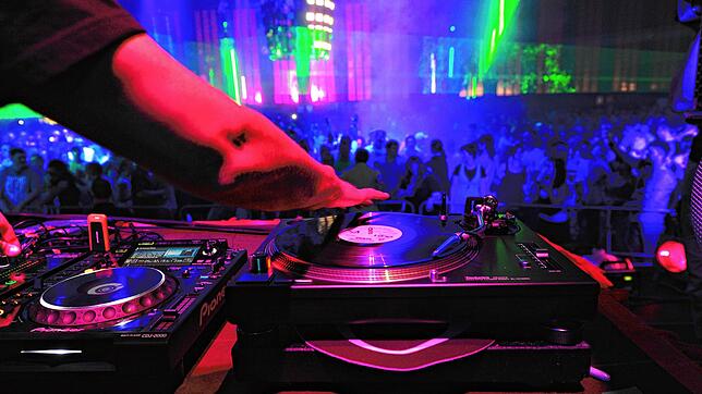 Ein DJ legt in einem Berliner Techno-Club Musik auf. Die Feierkultur erfüllt mehr soziale Funktionen als mancher auf den ersten Blick ...