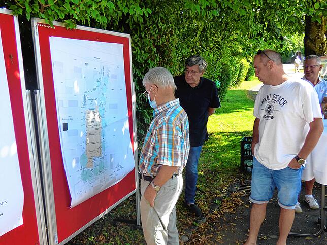 Paul Gehweiler (links) betrachtet den Bestandsplan. Landschaftsarchitekt Helmut Hornstein (Mitte) beantwortet bei Bedarf Fragen. Dieter ...