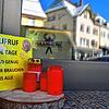 Solche Grabkerzen mit einem Schild &bdquo;106 Tage sind genug. Wir brauchen uns alle&ldquo; haben Unbekannte vor die geschlossenen Türen ...