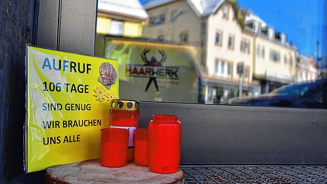 Solche Grabkerzen mit einem Schild &bdquo;106 Tage sind genug. Wir brauchen uns alle&ldquo; haben Unbekannte vor die geschlossenen Türen ...