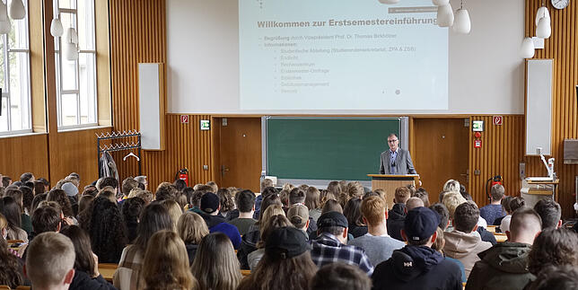 Prof. Dr. Thomas Birkhölzer heißt die Erstsemester in der Aula der HTWG herzlich willkommen.