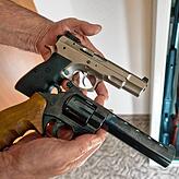 Dieses Symbolbild zeigt eine Pistole (oben) sowie einen Revolver (unten im Bild), der sich durch die hinter dem Lauf drehbar ...